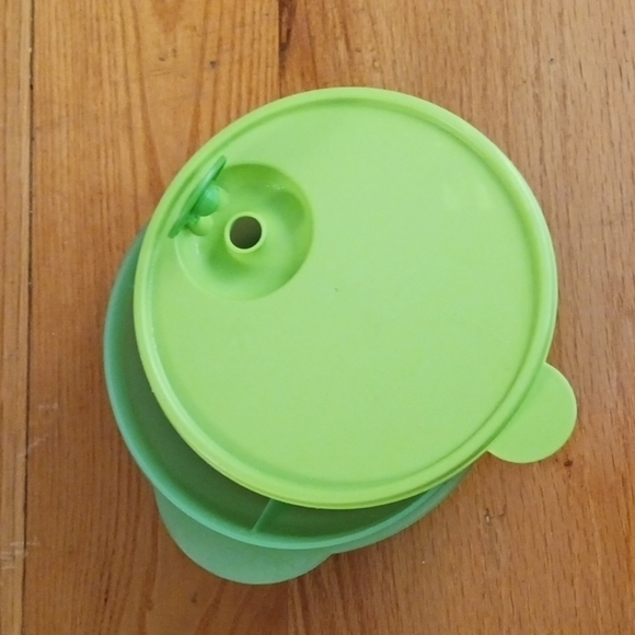 Tupperware Divided Green Microwave Reheatable Bowl with Lid - Picture 3 of 5